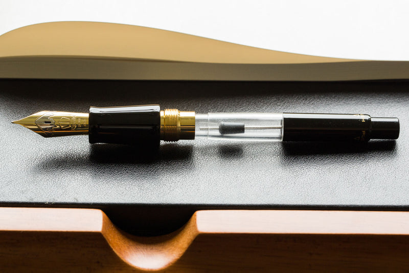 Namiki Yukari Royale Maki-e Fountain Pen - Parrot with Peach